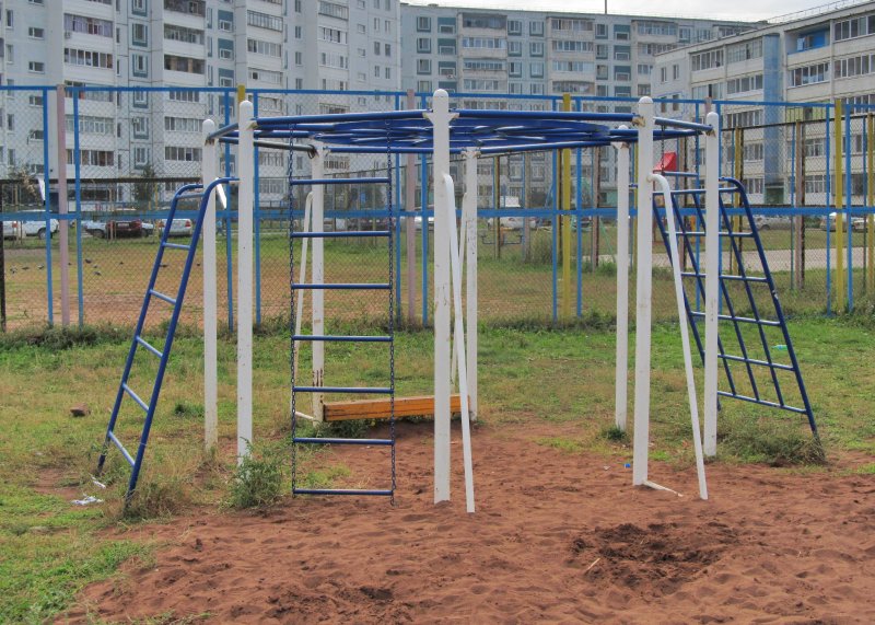 Площадка для воркаута в городе Альметьевск №1231 Маленькая Современная фото